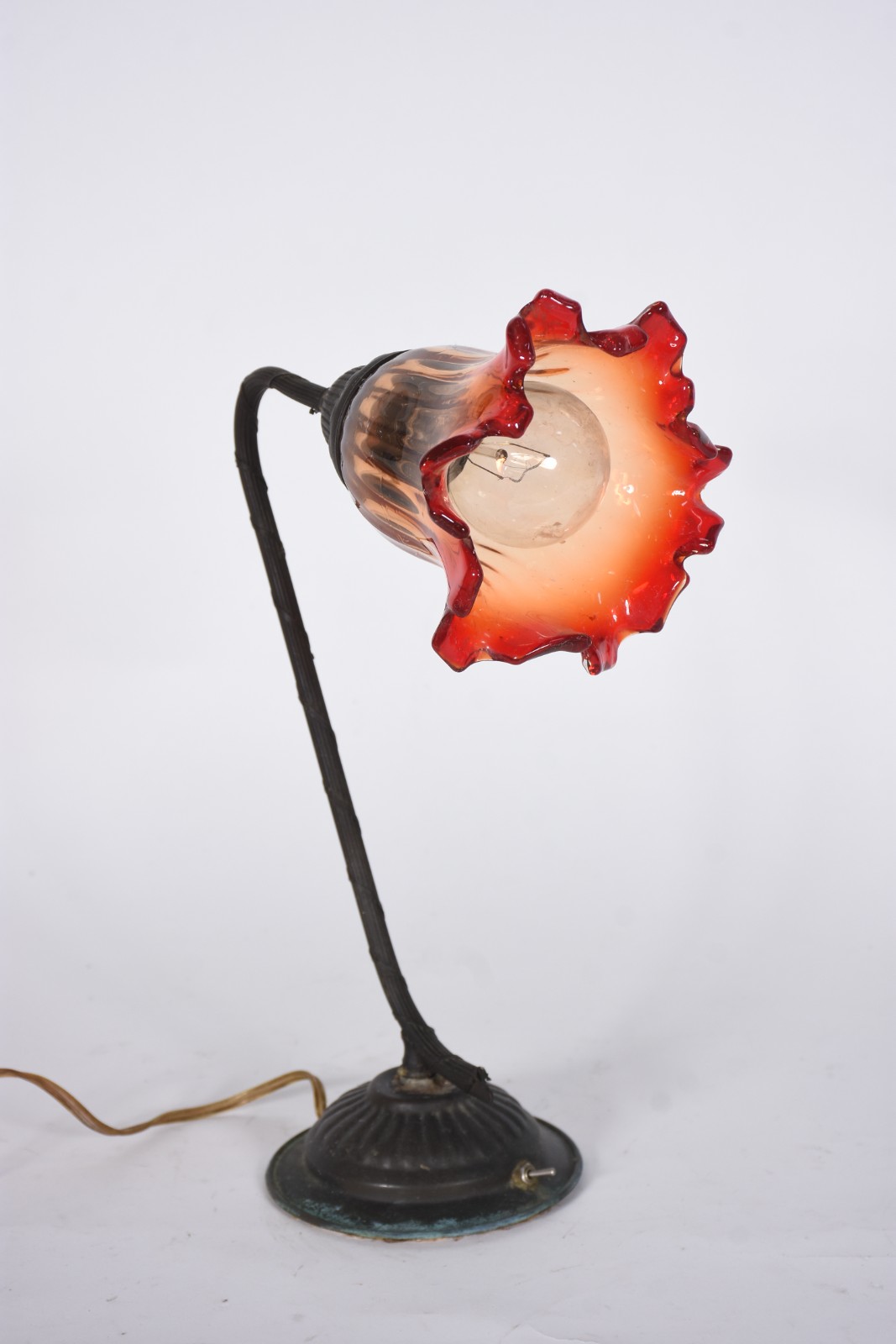 Luminária de metal, cúpula de vidro na forma de flor na cor âmbar e... - foto 3 de 10