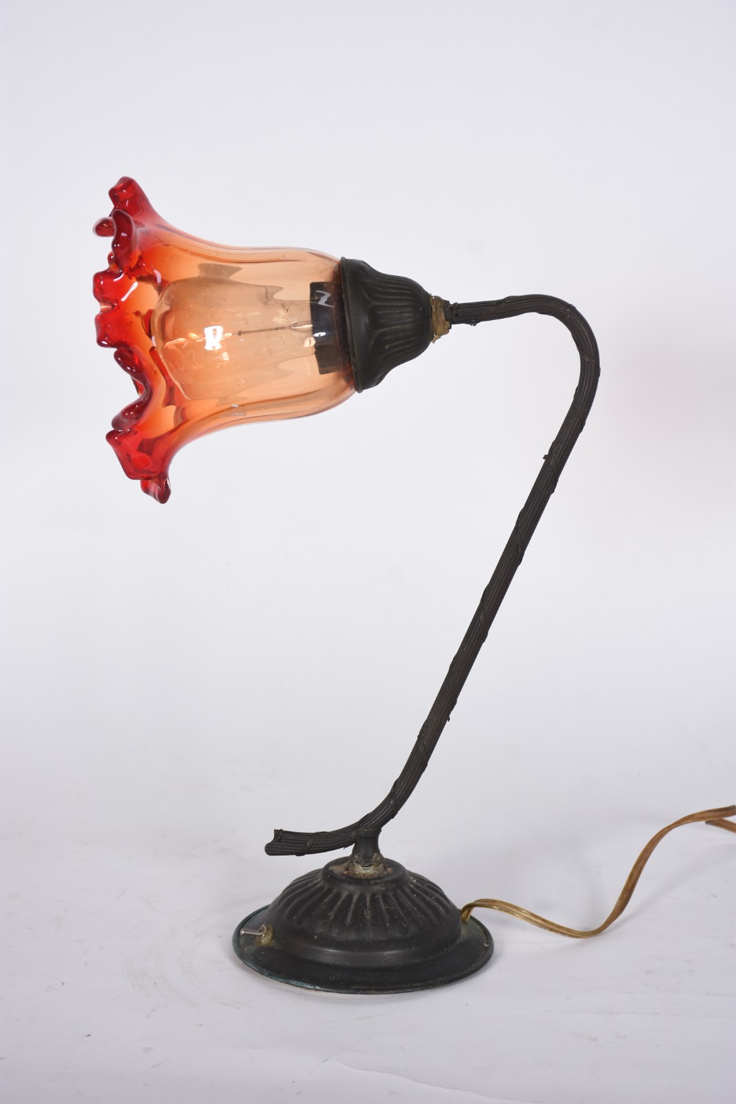 Luminária de metal, cúpula de vidro na forma de flor na cor âmbar e... - foto 5 de 10