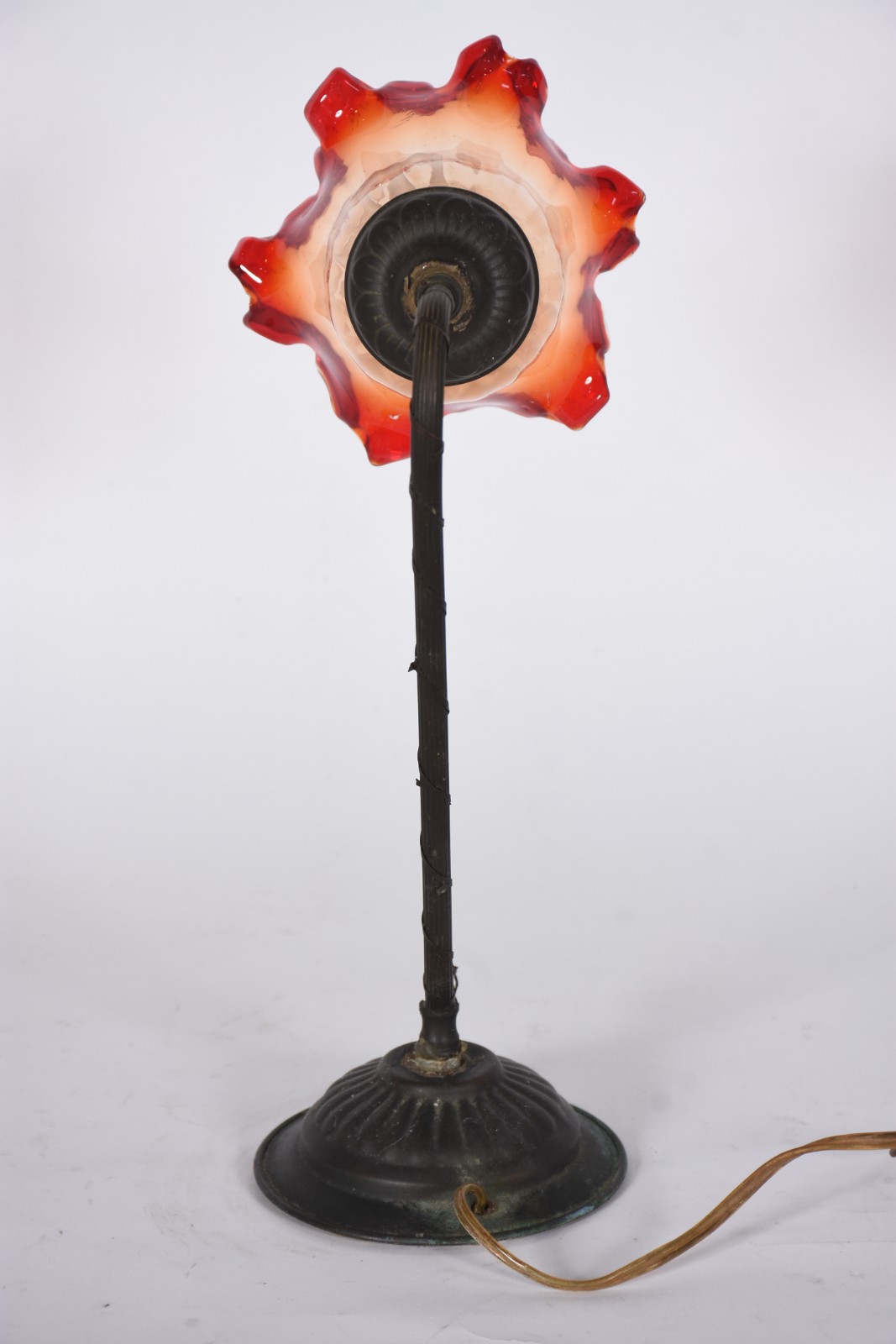 Luminária de metal, cúpula de vidro na forma de flor na cor âmbar e... - foto 6 de 10