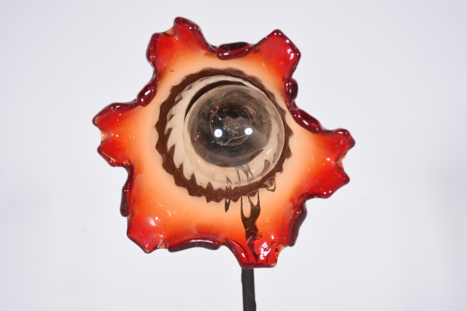 Luminária de metal, cúpula de vidro na forma de flor na cor âmbar e... - foto 7 de 10