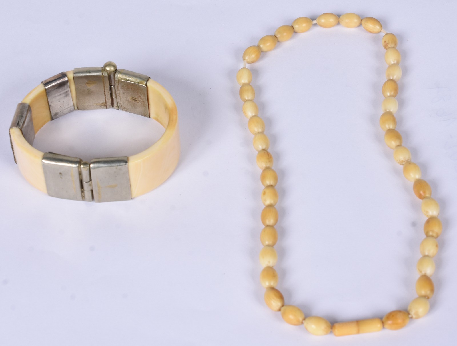 Duas peças, colar e pulseira de marfim. - foto 1 de 6