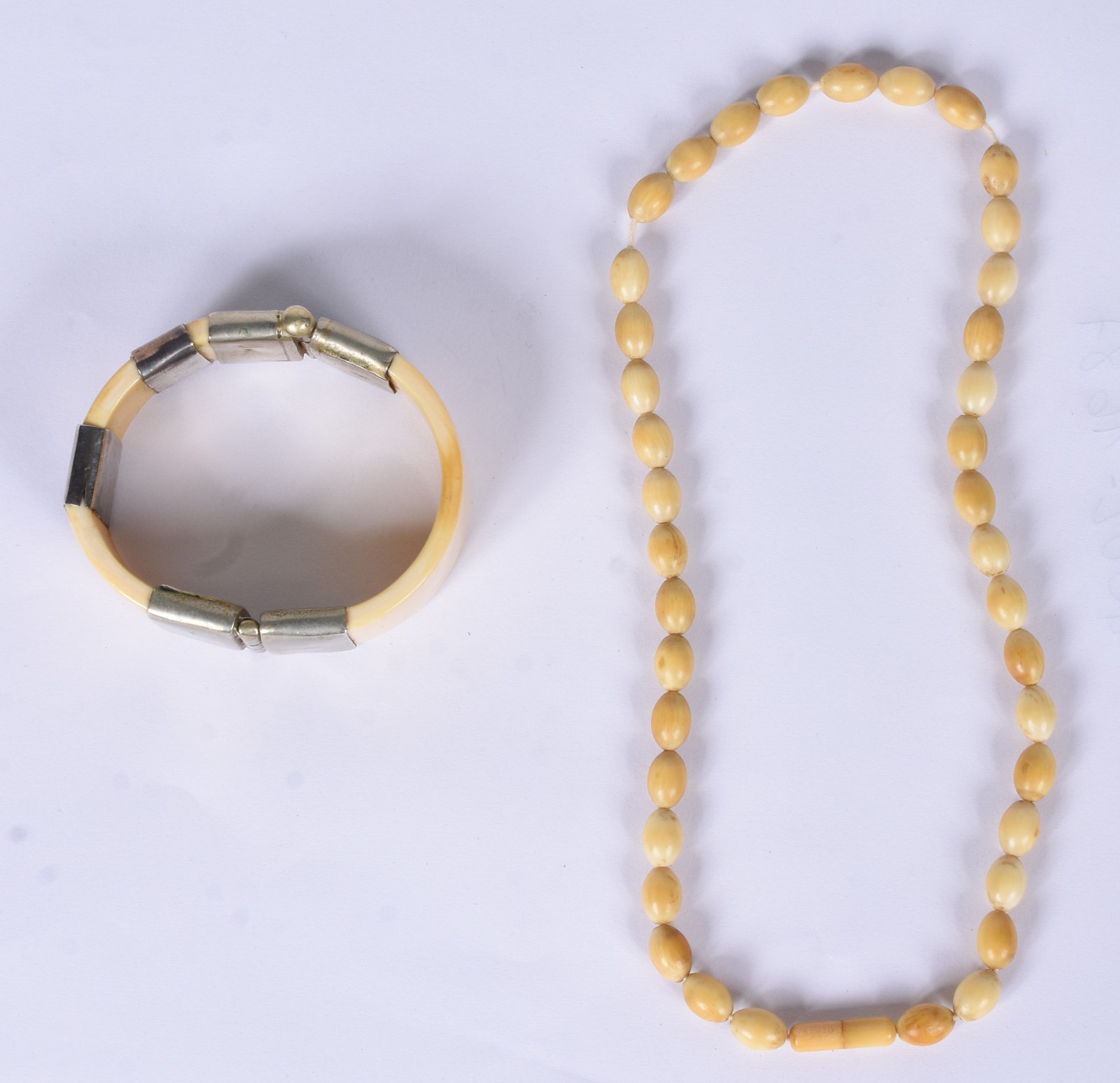 Duas peças, colar e pulseira de marfim. - foto 2 de 6