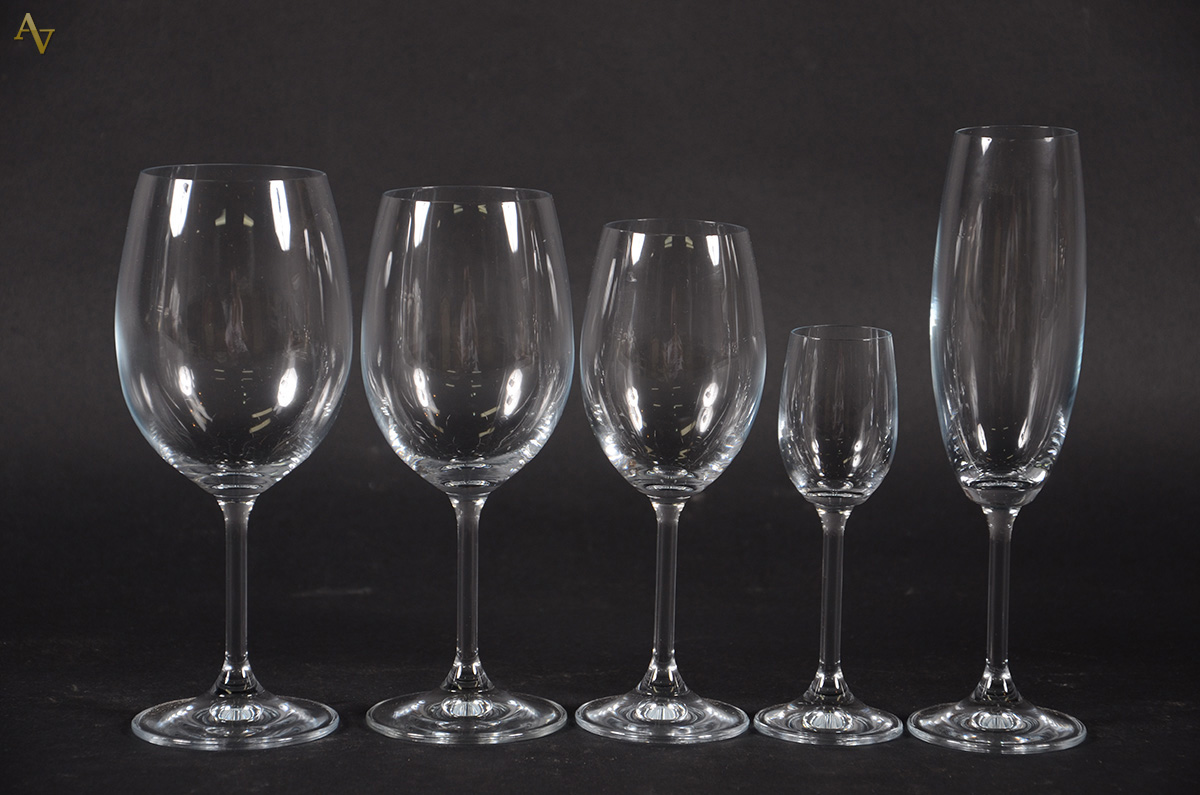 Conjuto de 30 cálices de cristal tcheco liso, sendo 6 para vinho...