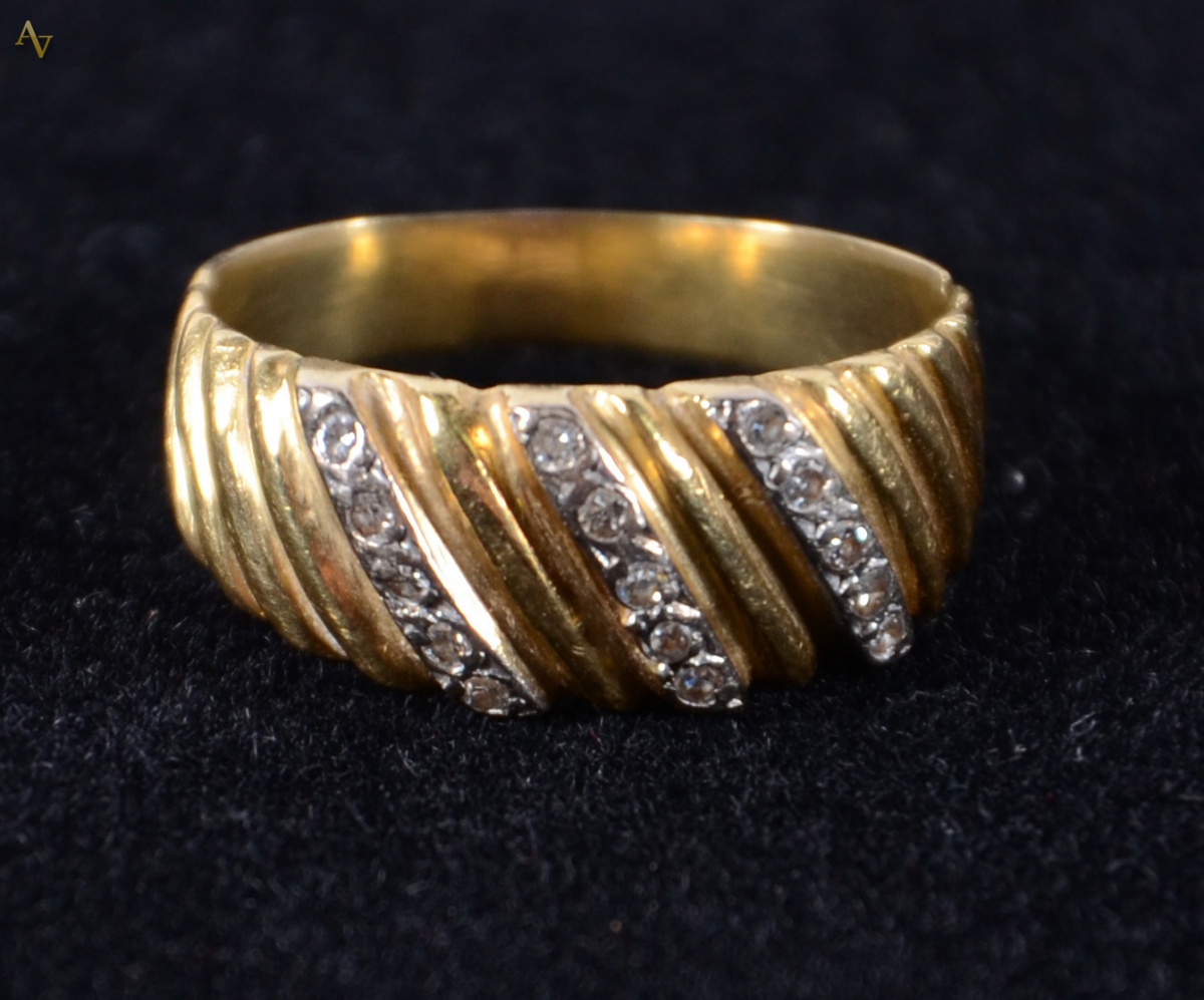 Anel de ouro 18 com brilhante. Peso: 4.1 gr.