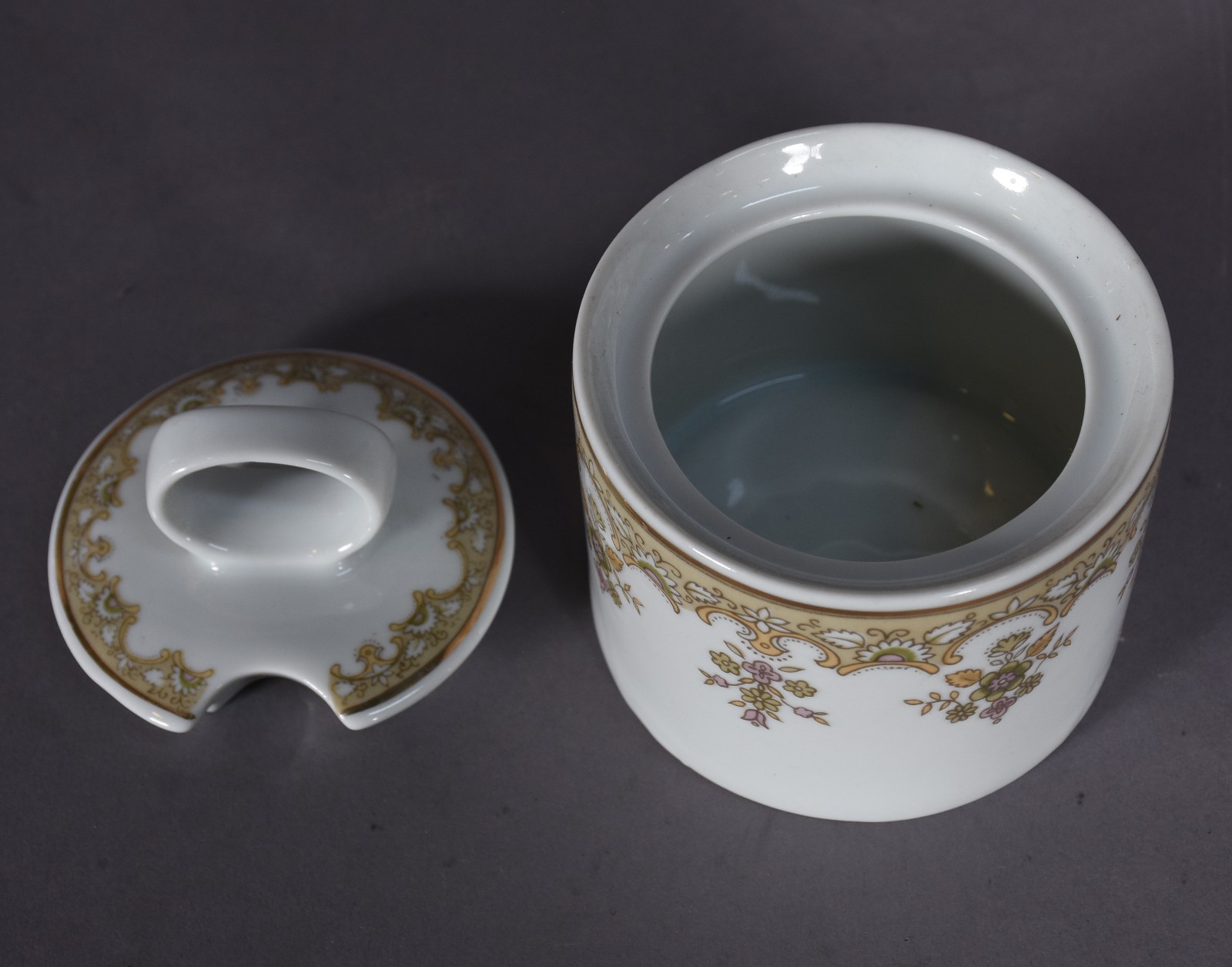 Serviço chá e café de porcelana Schmidt composto de: 6 xícaras café... - foto 8 de 9