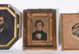 Três quadros, sendo 2 pinturas sem assinatura r... - Três quadros, sendo 2 pinturas sem assinatura representando figuras masculinas, e miniatura de porcelana com crianças em policromia.