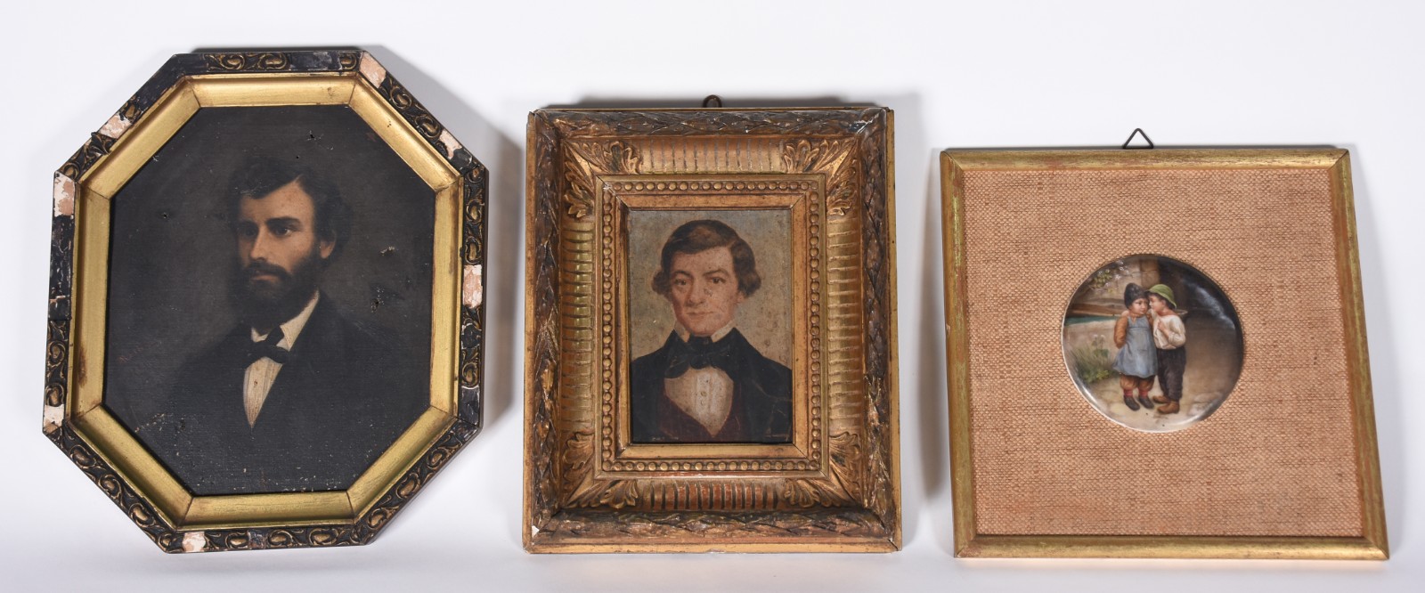 Três quadros, sendo 2 pinturas sem assinatura representando figuras... - foto 1 de 5
