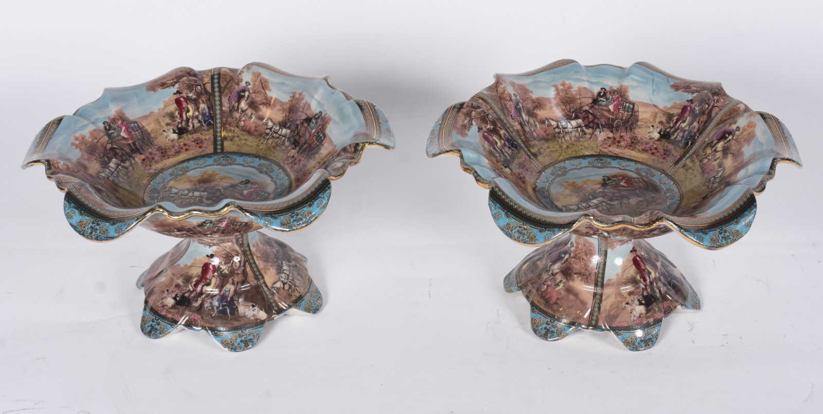 Par de fruteiras de porcelana decoradas com cenas de figuras em... - foto 1 de 5