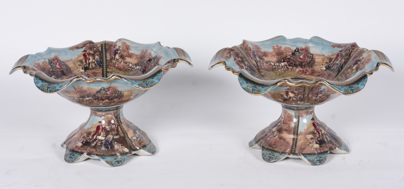 Par de fruteiras de porcelana decoradas com cenas de figuras em... - foto 2 de 5