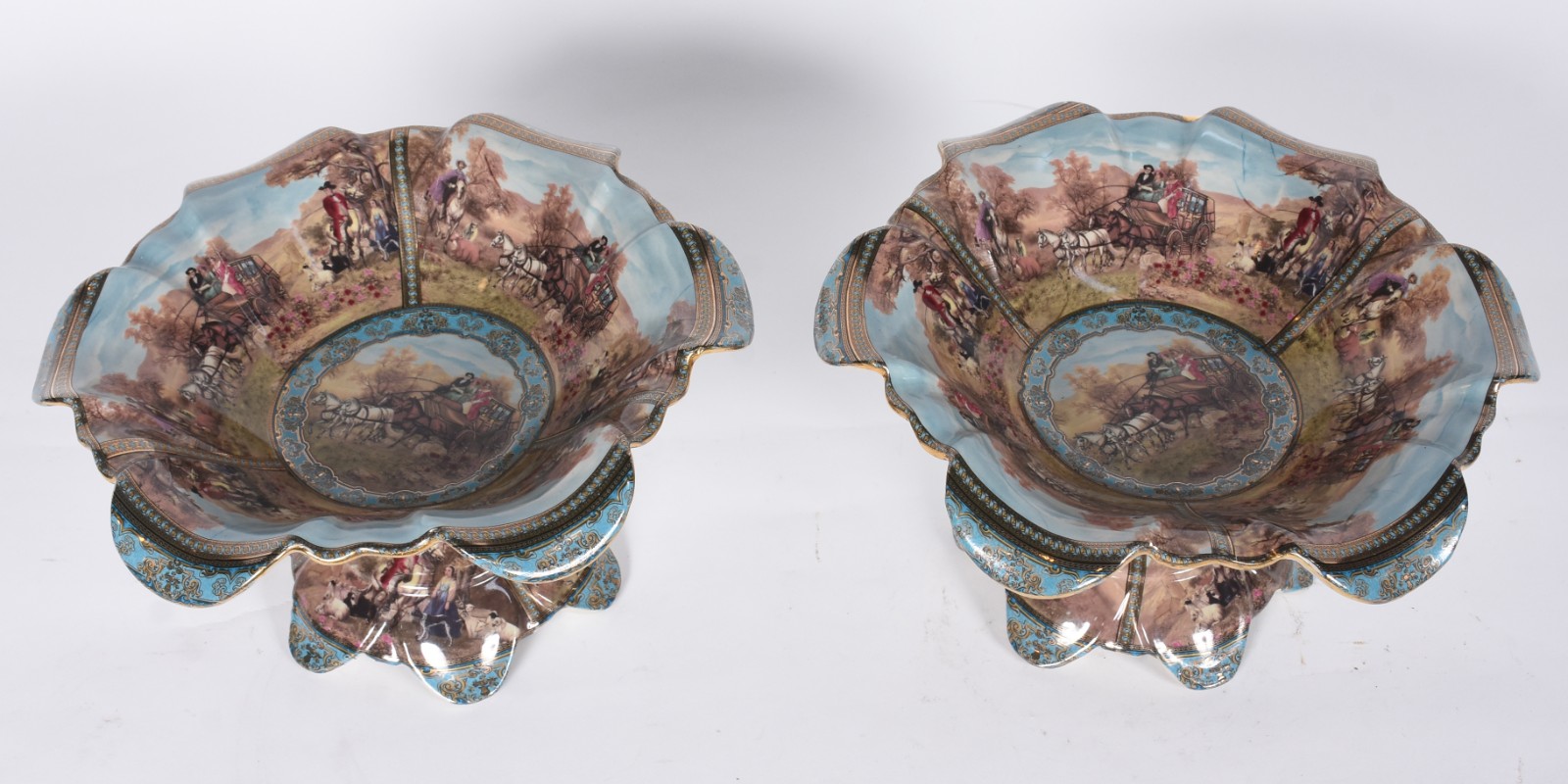 Par de fruteiras de porcelana decoradas com cenas de figuras em... - foto 3 de 5