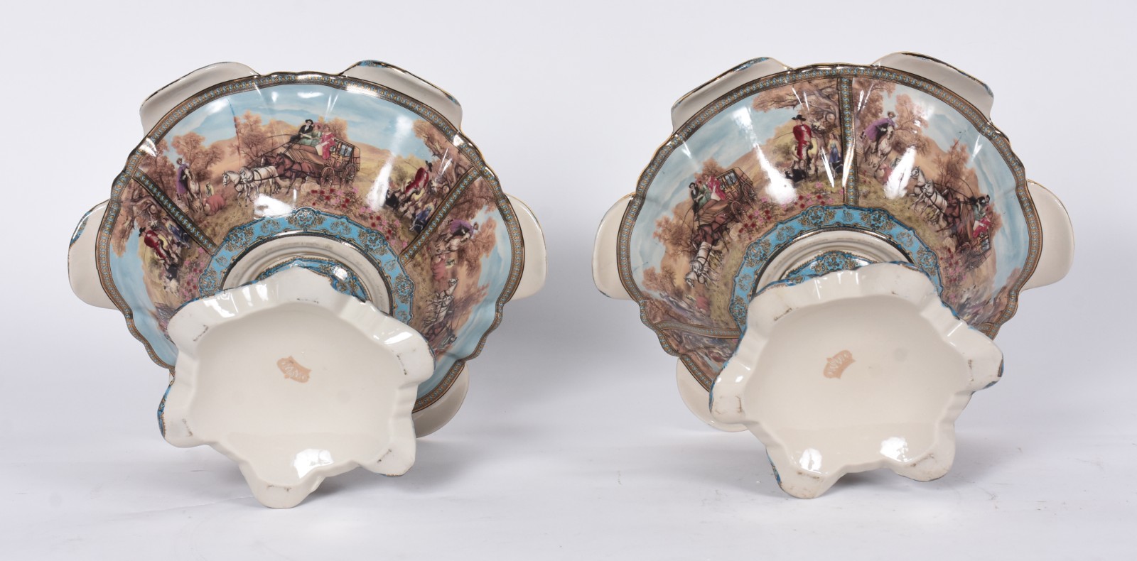 Par de fruteiras de porcelana decoradas com cenas de figuras em... - foto 4 de 5