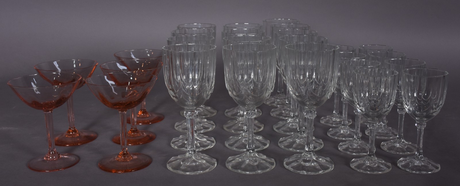 Serviço de vidro facetado composto de: 13 para vinho branco, 8 para... - foto 1 de 7