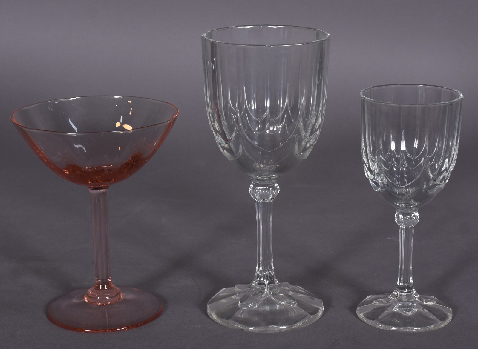 Serviço de vidro facetado composto de: 13 para vinho branco, 8 para... - foto 3 de 7