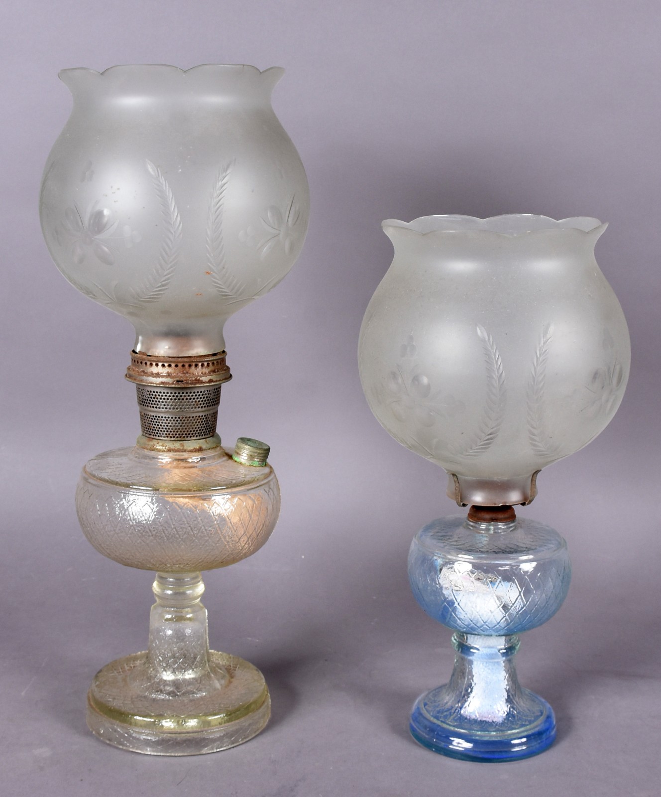 Dois lampiões de vidro, cúpulas de vidro fosco, metal com oxidações. - foto 1 de 10