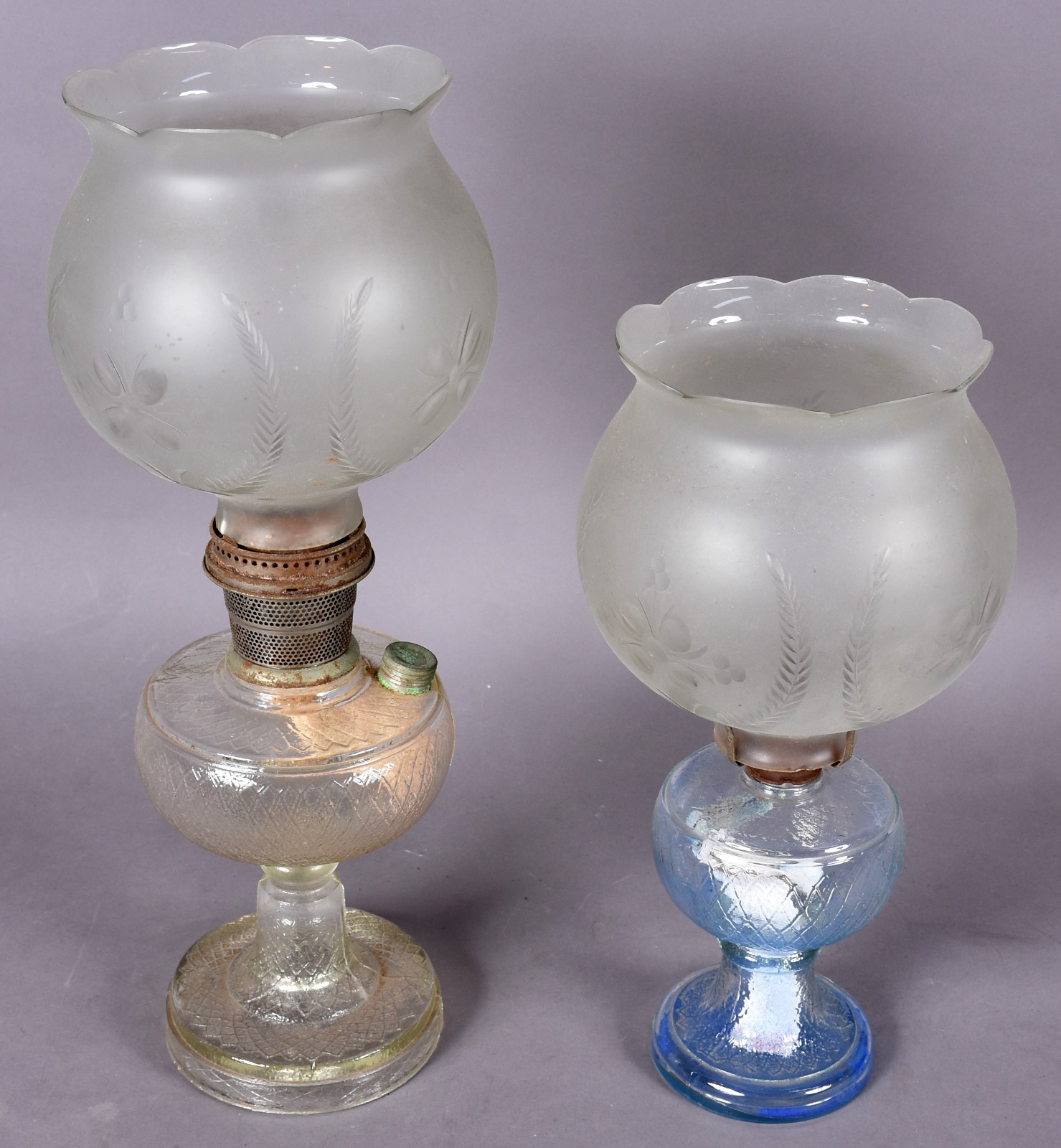 Dois lampiões de vidro, cúpulas de vidro fosco, metal com oxidações. - foto 2 de 10