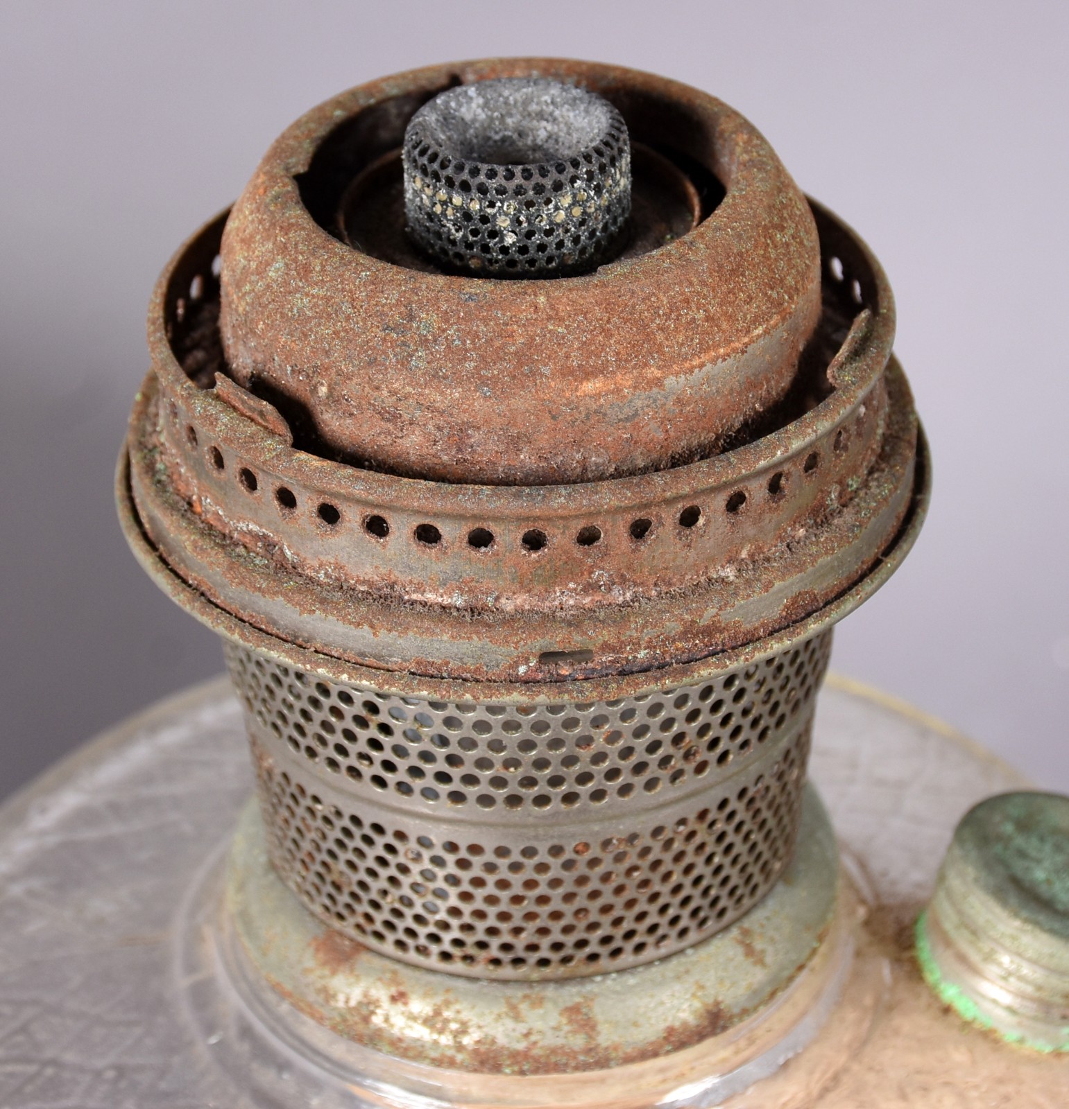 Dois lampiões de vidro, cúpulas de vidro fosco, metal com oxidações. - foto 3 de 10