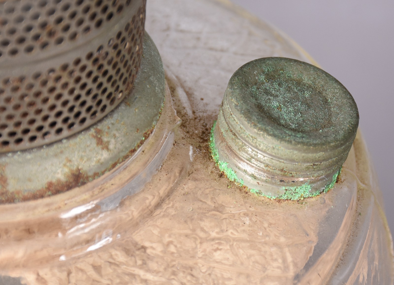 Dois lampiões de vidro, cúpulas de vidro fosco, metal com oxidações. - foto 4 de 10
