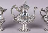 Conjunto de prata portuguesa contraste Águia, c... - Conjunto de prata portuguesa contraste Águia, composto de dois bules e açucareiro, ricamente trabalhados com concheados em relevo e bases em gom...
