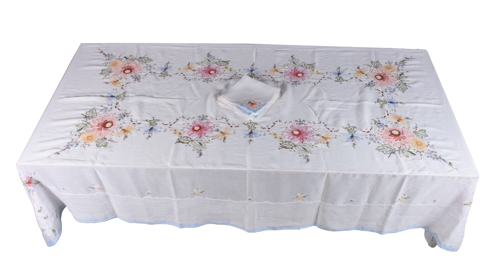Toalha de organza branca com bordados e apliques. Acompanham 12... - foto 1 de 3