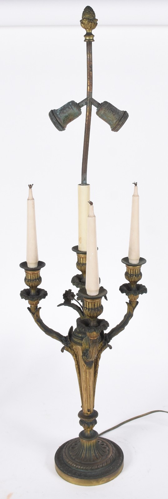 Duas peças de metal sendo candelabro para 5 velas adaptado para... - foto 2 de 6