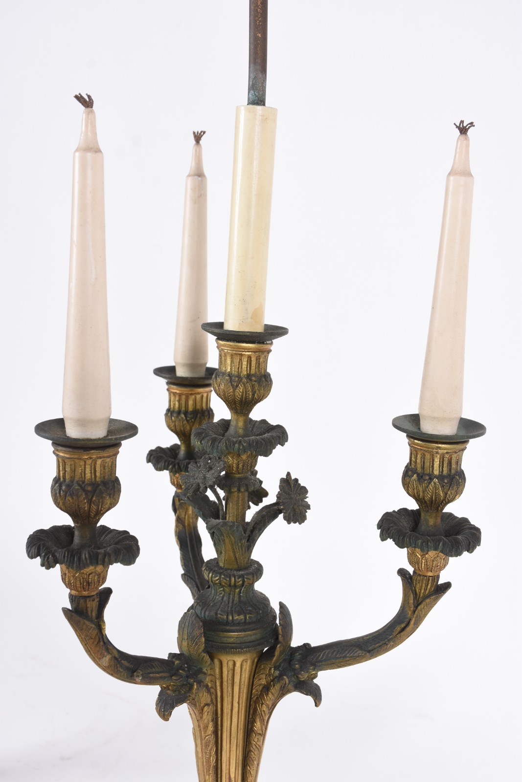 Duas peças de metal sendo candelabro para 5 velas adaptado para... - foto 4 de 6