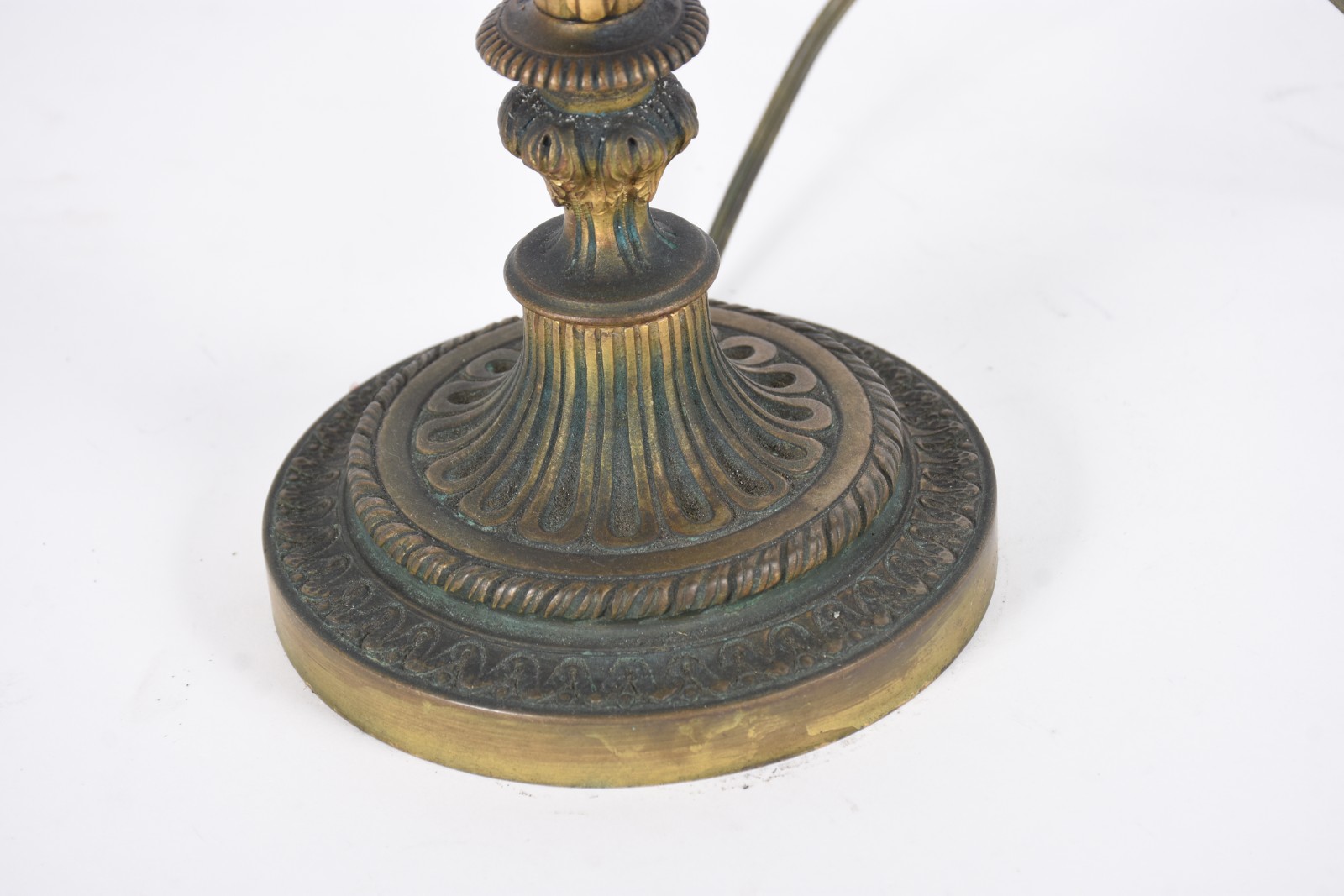 Duas peças de metal sendo candelabro para 5 velas adaptado para... - foto 5 de 6