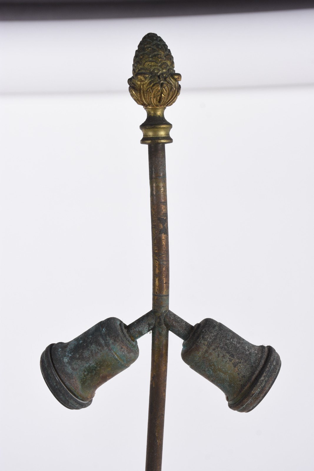 Duas peças de metal sendo candelabro para 5 velas adaptado para... - foto 6 de 6