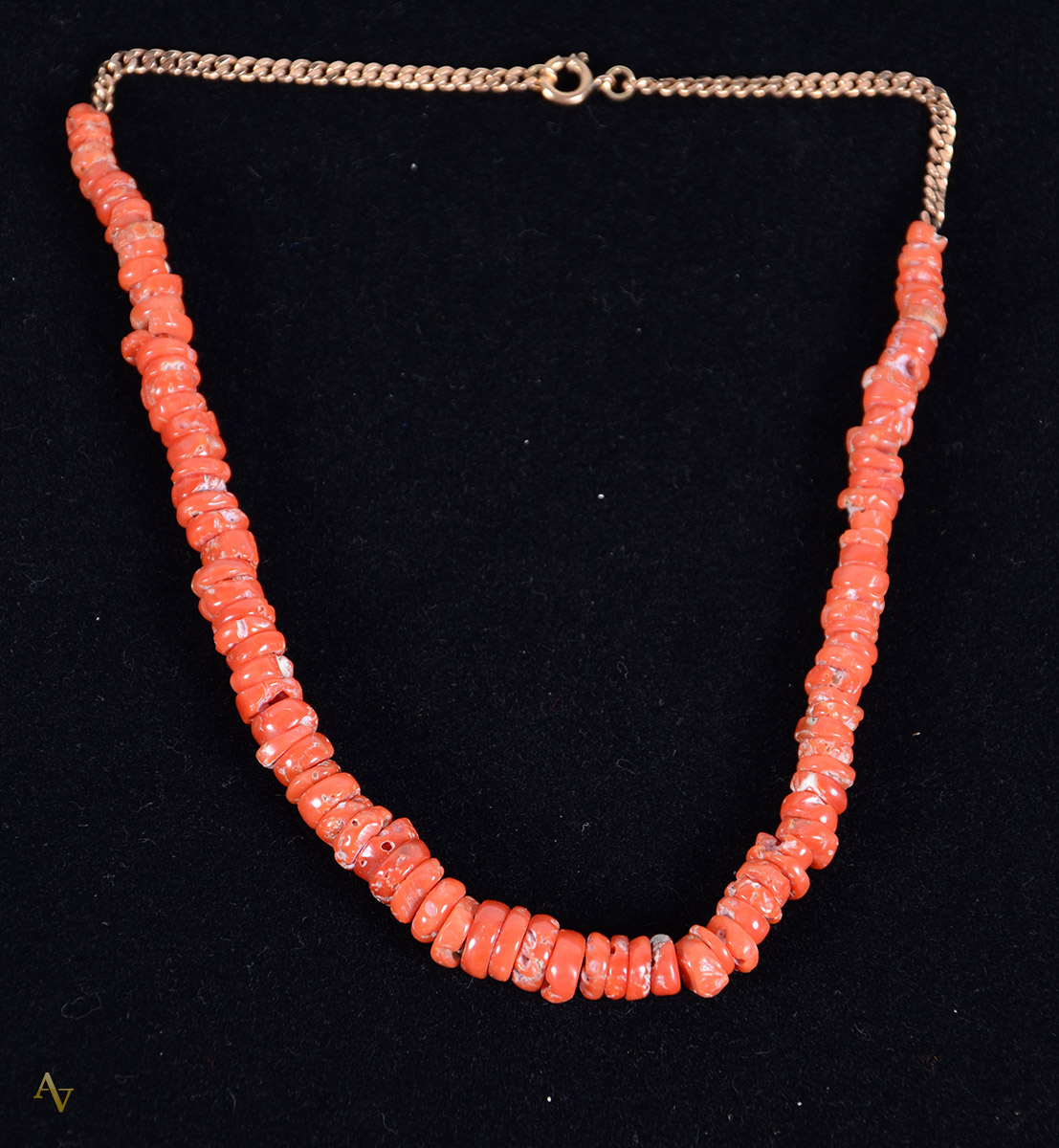 Colar segmento de coral italiano, com corrente e fecho em ouro 18 k...