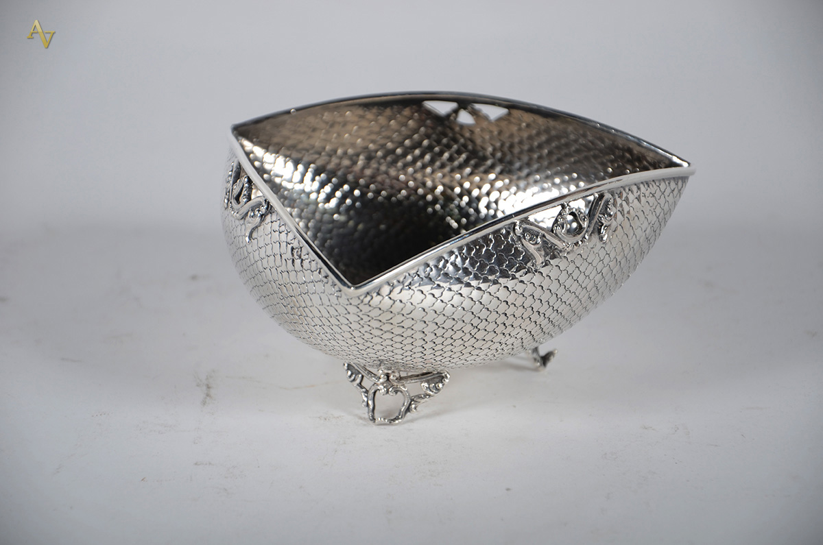 Bowl feitio triangular de prata contraste 833 mls, pés vazados. cada...