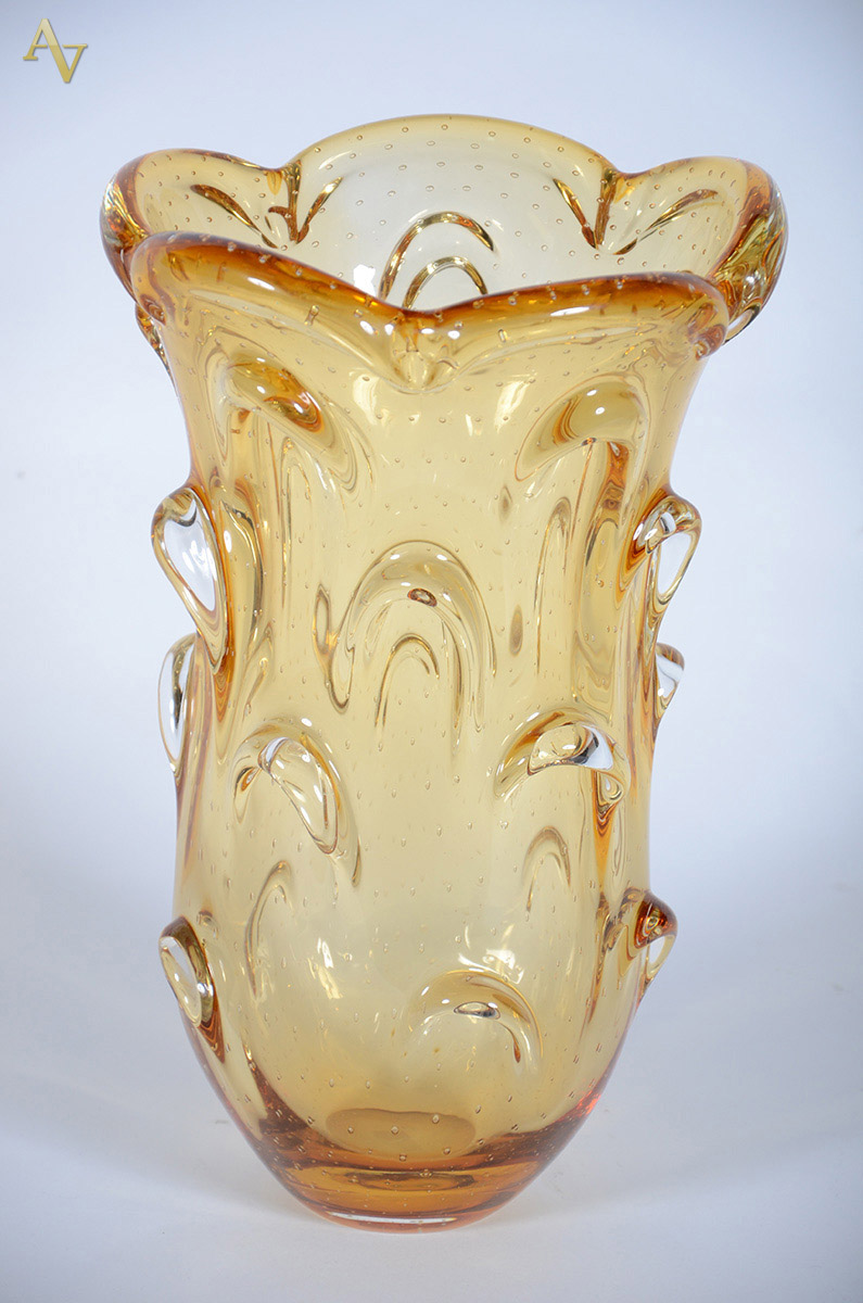 Vaso de murano com aspences na cor ambar . Alt. 40 cm - diam. 24 cm.