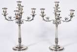 Par de elegantes candelabros de prata contraste... - Par de elegantes candelabros de prata contraste 800 mls, para 5 velas cada, corpo frisado com folhagens em relevo. Peso total com enchimento: 29...