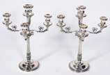Par de elegantes candelabros de prata contraste... - Par de elegantes candelabros de prata contraste 800 mls, para 5 velas cada, corpo frisado com folhagens em relevo. Peso total com enchimento: 29...