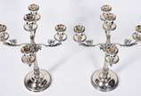 Par de elegantes candelabros de prata contraste... - Par de elegantes candelabros de prata contraste 800 mls, para 5 velas cada, corpo frisado com folhagens em relevo. Peso total com enchimento: 29...