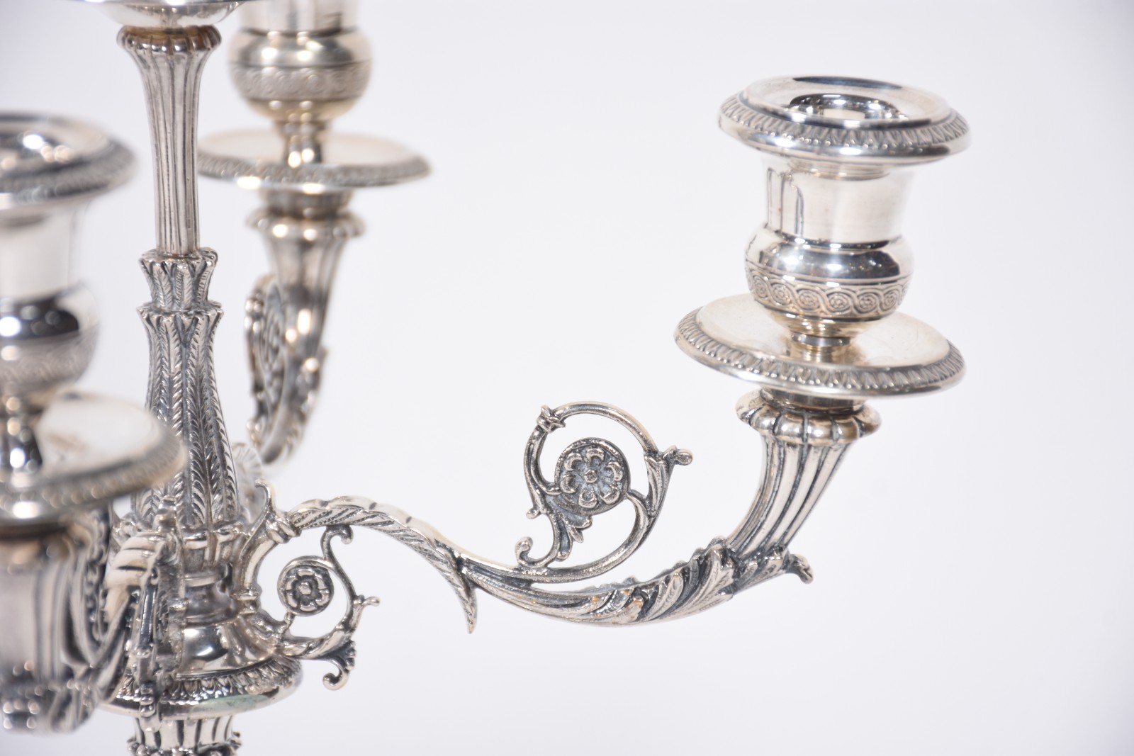 Par de elegantes candelabros de prata contraste 800 mls, para 5 velas... - foto 5 de 5
