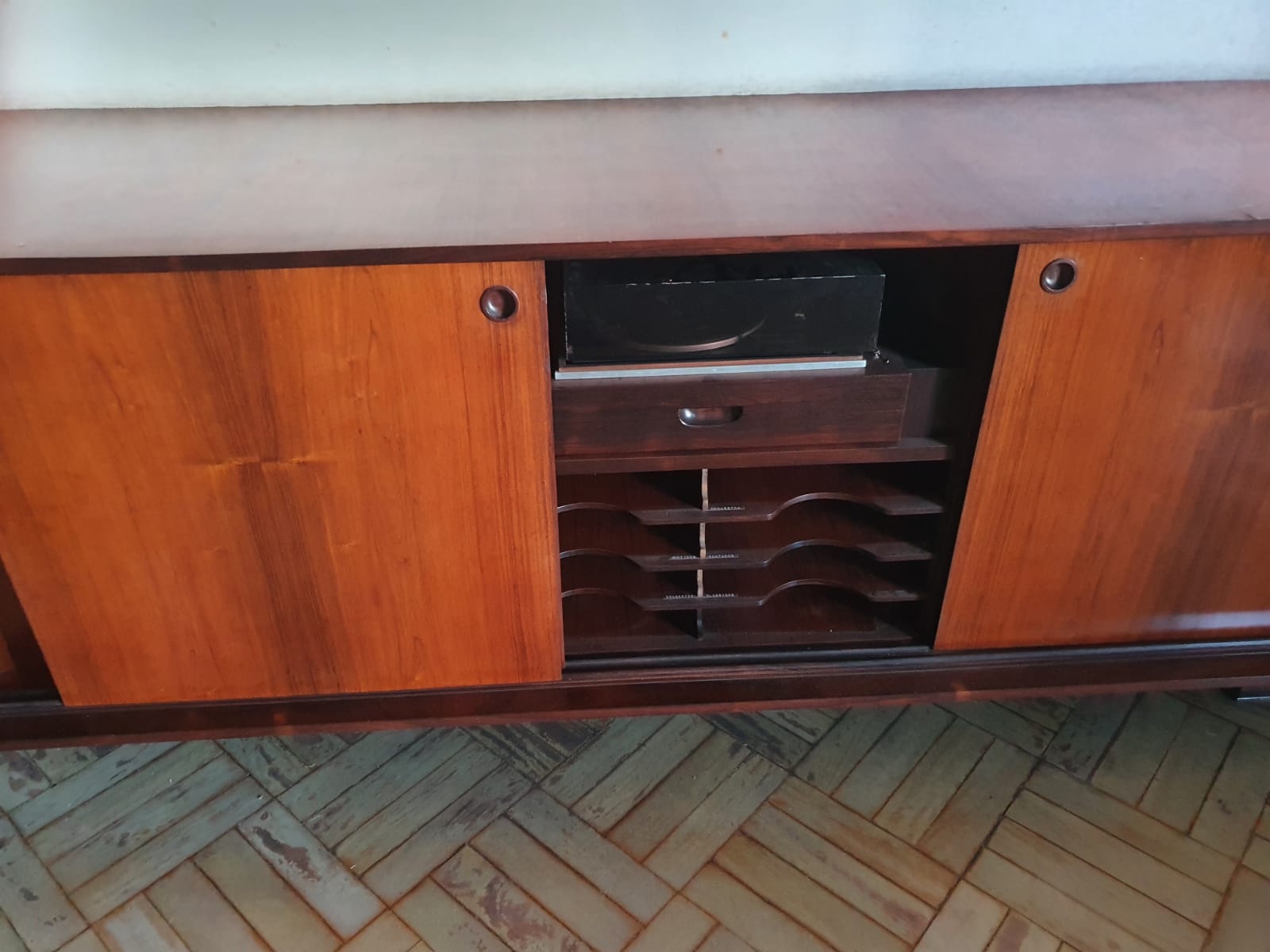 Buffet de jacarandá com portas de correr, as duas da ponta com frente... - foto 9 de 10