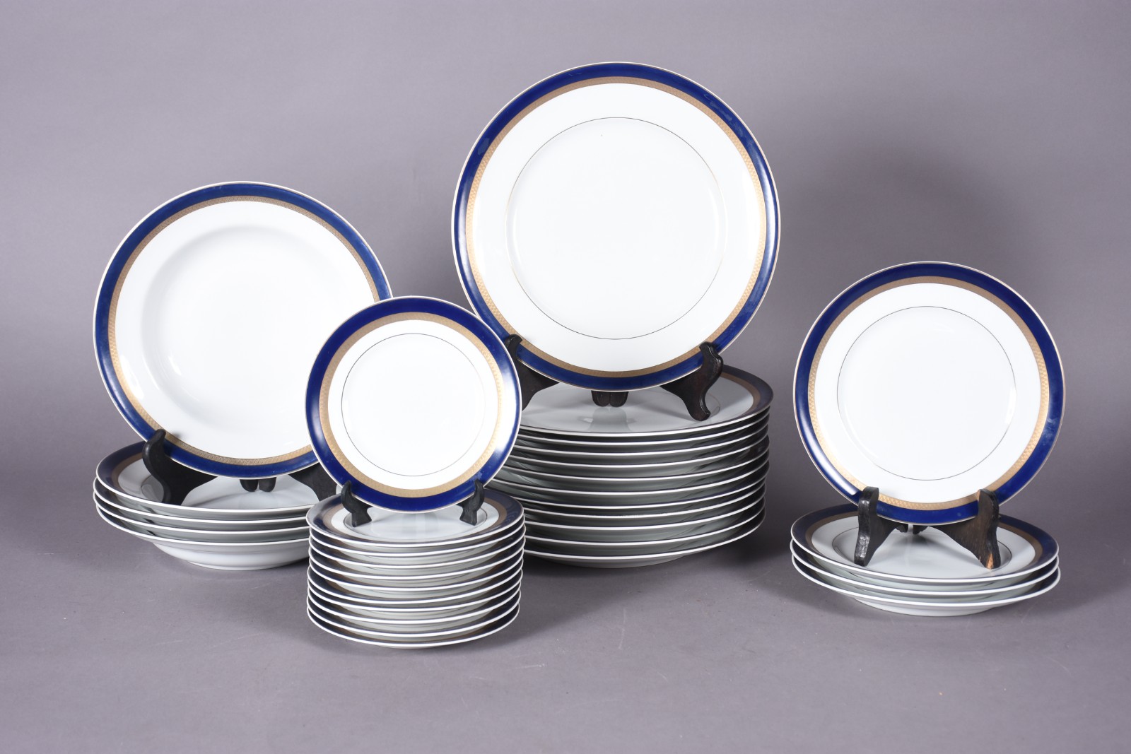 Aparelho de jantar de porcelana Real composto de: 12 pratos rasos, 5... - foto 1 de 5