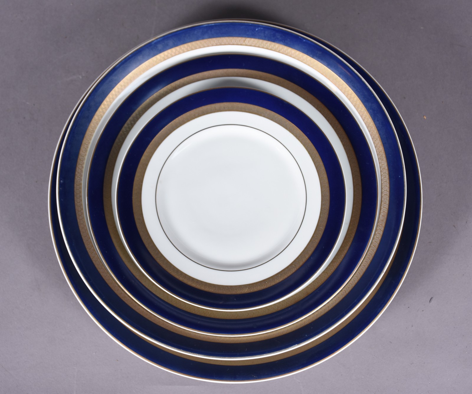 Aparelho de jantar de porcelana Real composto de: 12 pratos rasos, 5... - foto 2 de 5