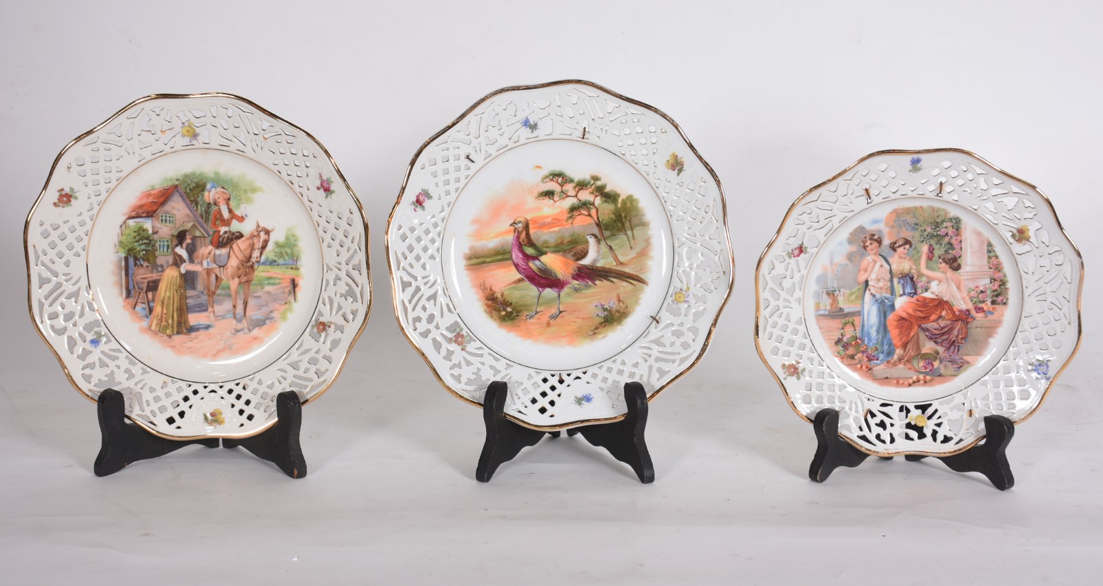 Três pratos de porcelana Bavaria decorados com cenas em policromia... - foto 1 de 6