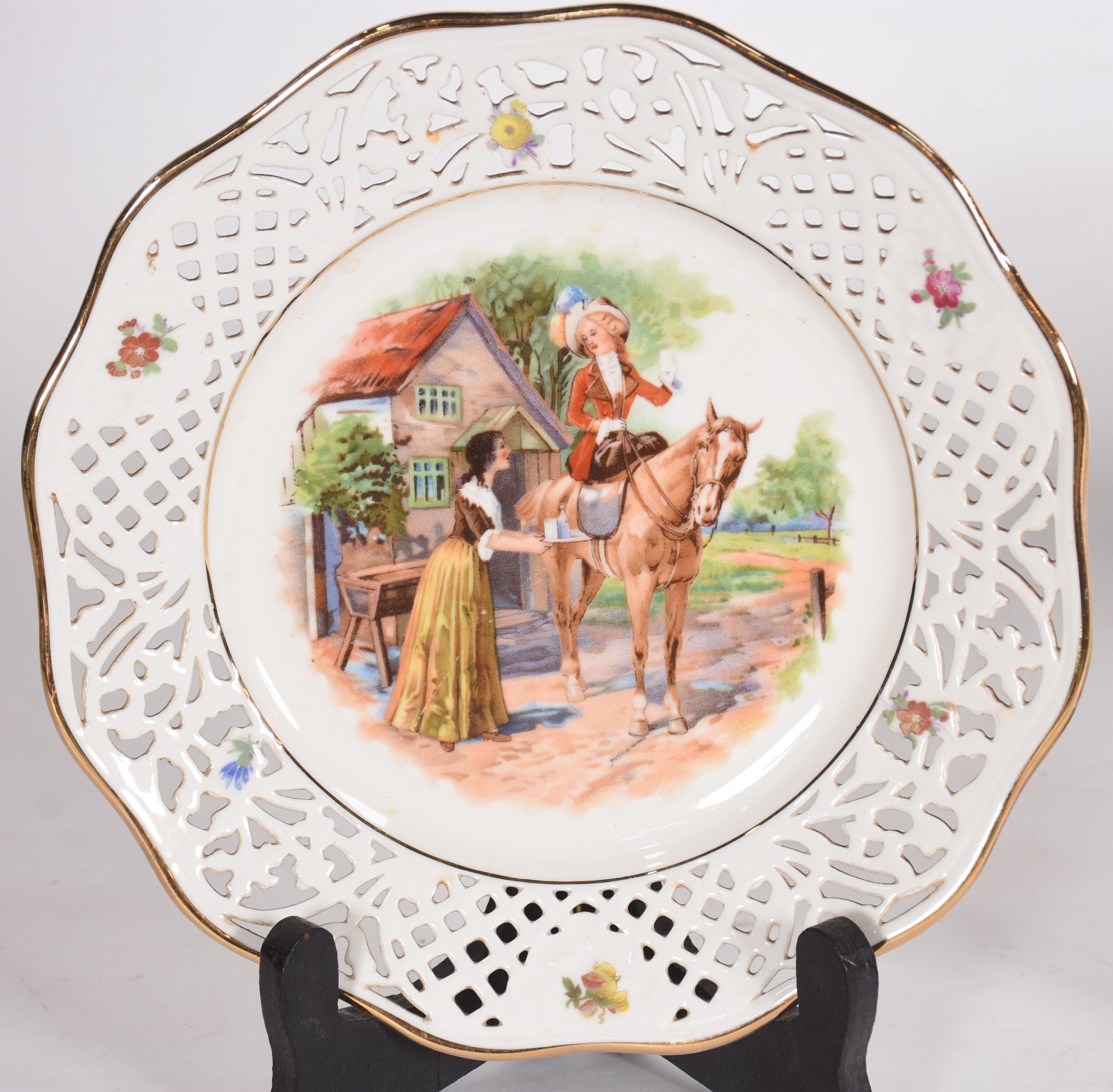 Três pratos de porcelana Bavaria decorados com cenas em policromia... - foto 2 de 6