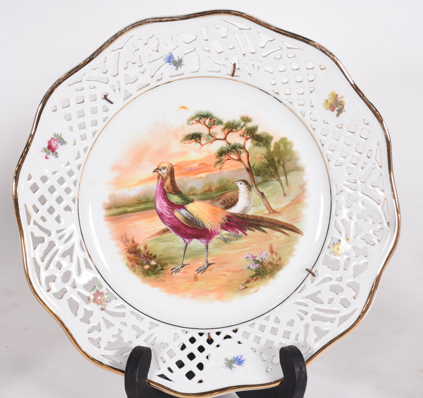 Três pratos de porcelana Bavaria decorados com cenas em policromia... - foto 3 de 6