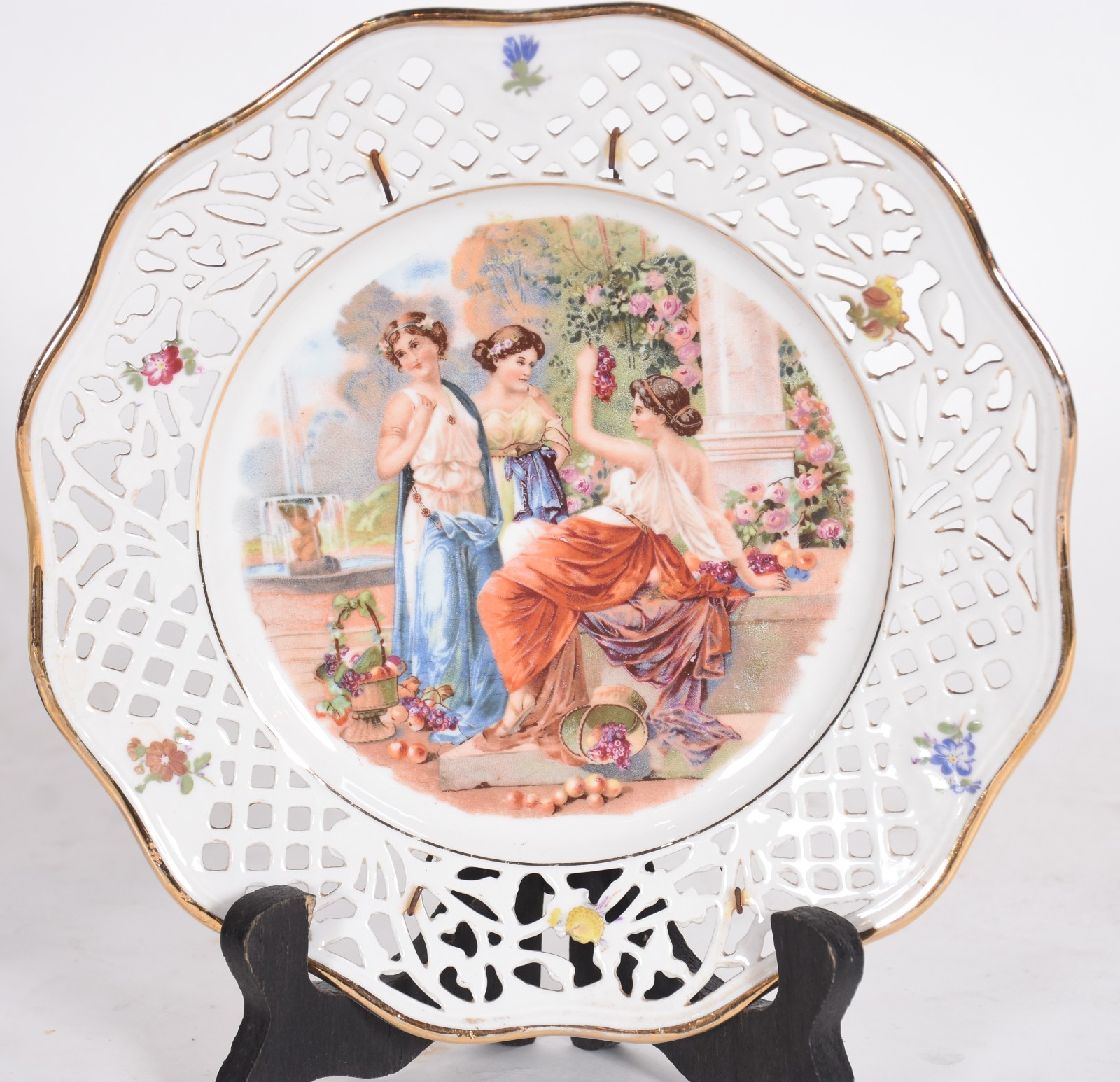 Três pratos de porcelana Bavaria decorados com cenas em policromia... - foto 4 de 6