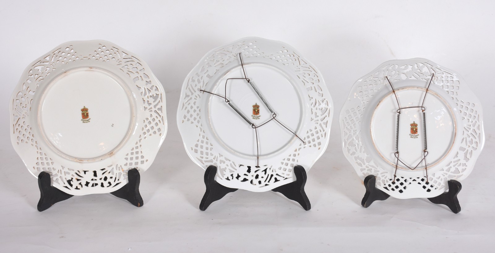 Três pratos de porcelana Bavaria decorados com cenas em policromia... - foto 5 de 6