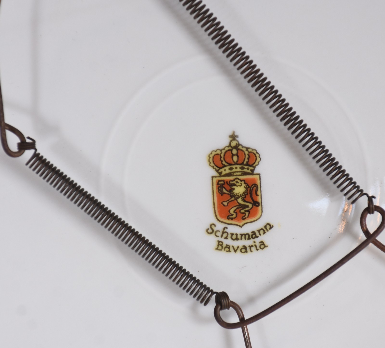 Três pratos de porcelana Bavaria decorados com cenas em policromia... - foto 6 de 6