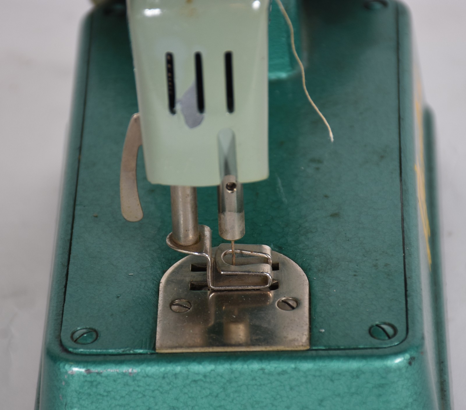 Miniatura de máquina de costura, marca Vigorelli. - foto 6 de 8