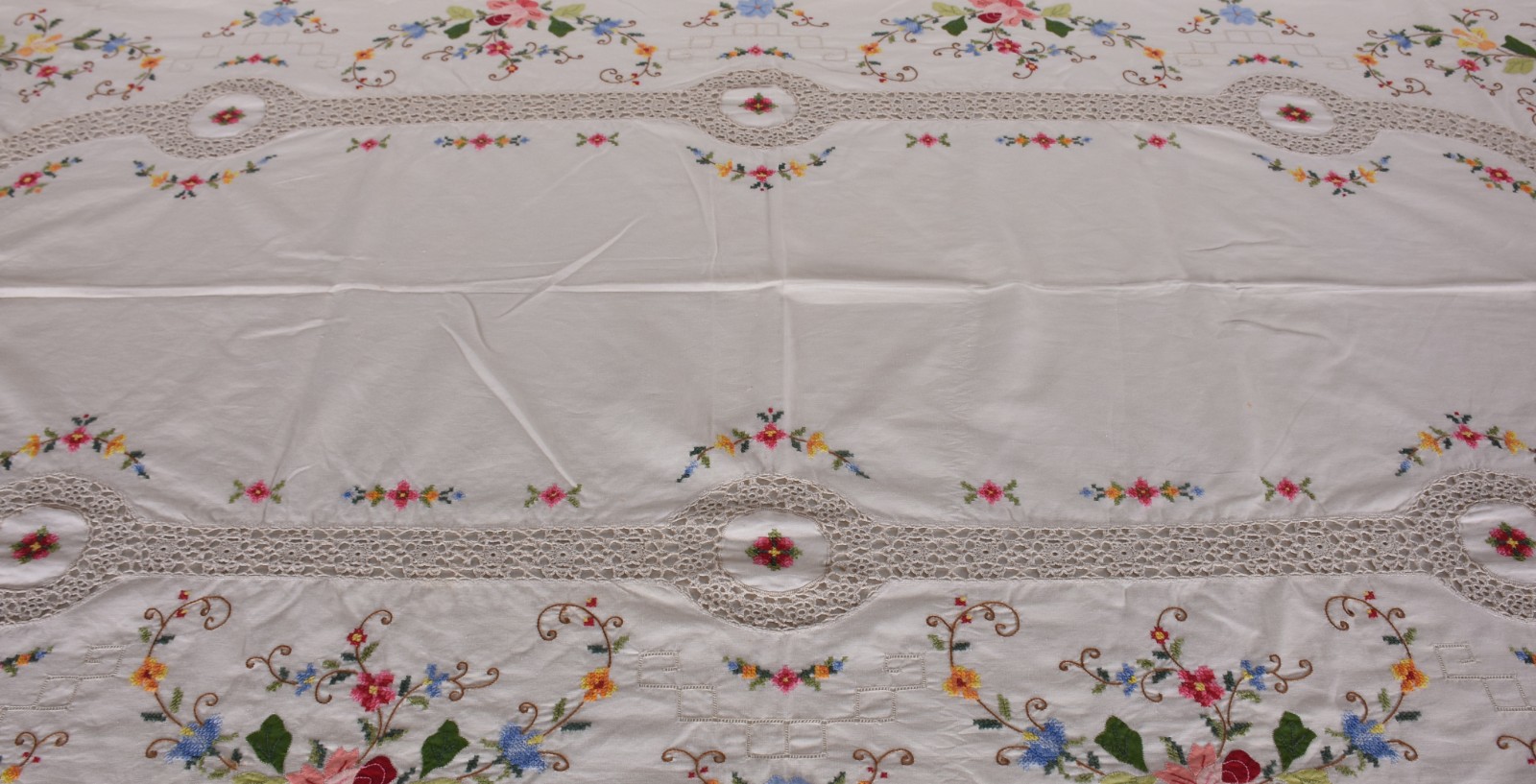 Toalha de mesa com bordado de flores coloridas. Acompanham 12... - foto 3 de 3