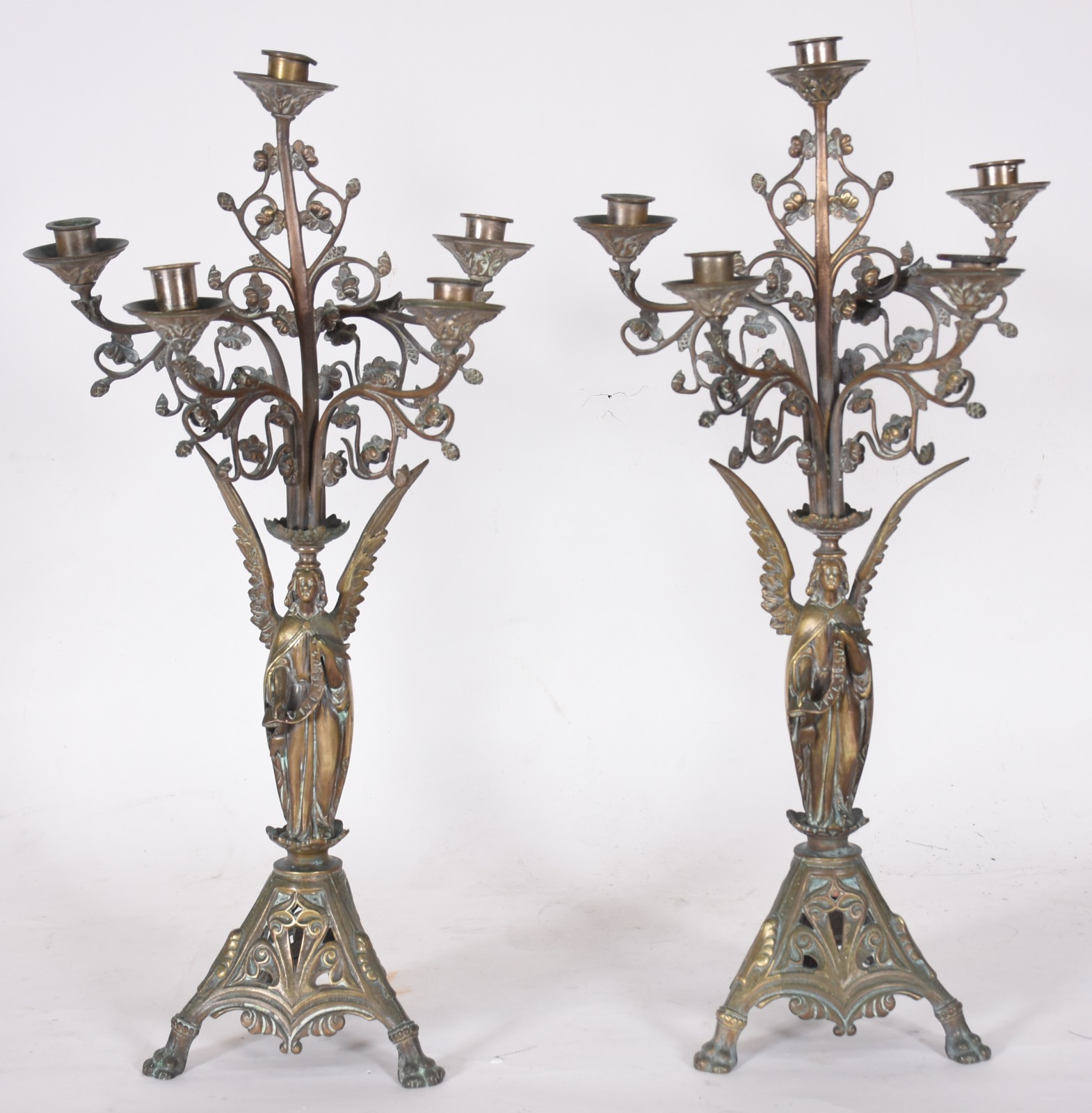Par de candelabros de metal para cinco velas cada com bases na forma... - foto 1 de 6