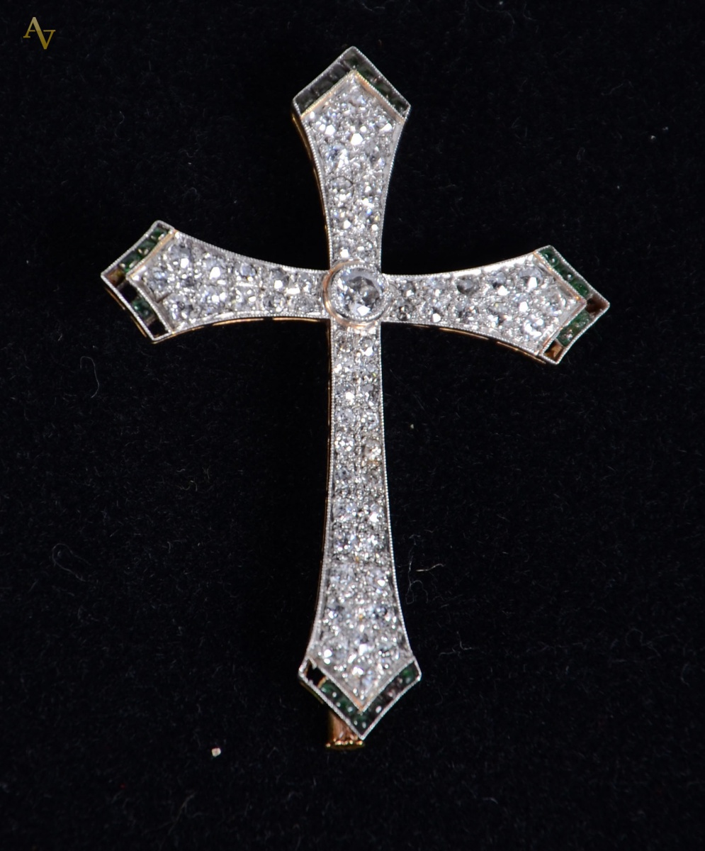 Crucifixo de ouro 18 K com brilhantes. Peso. 5.80 gr.