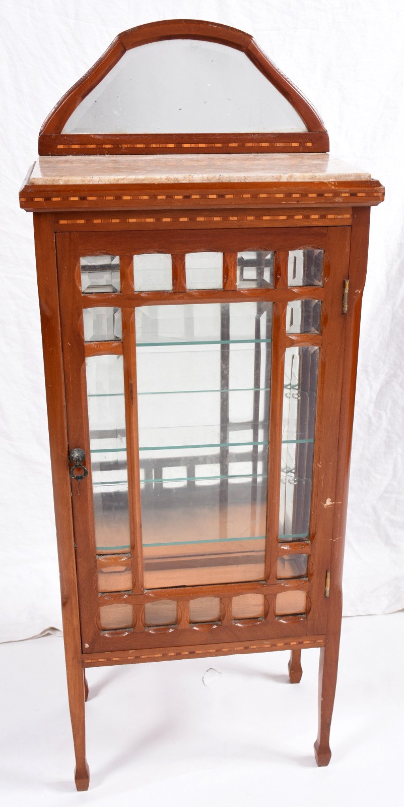 Pequena vitrine de madeira nobre, fundo espelhado com 3 prateleiras... - foto 1 de 3