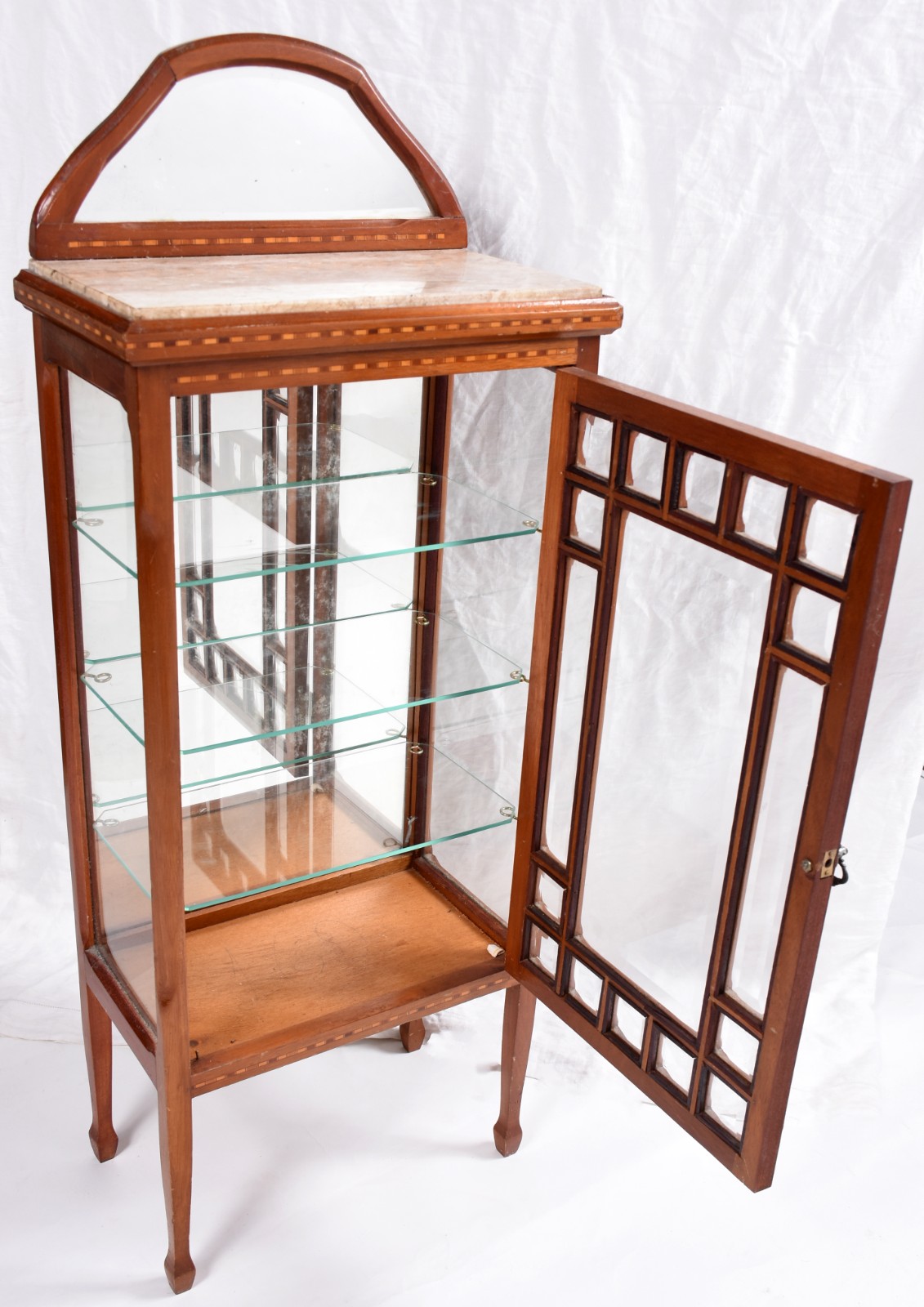 Pequena vitrine de madeira nobre, fundo espelhado com 3 prateleiras... - foto 2 de 3