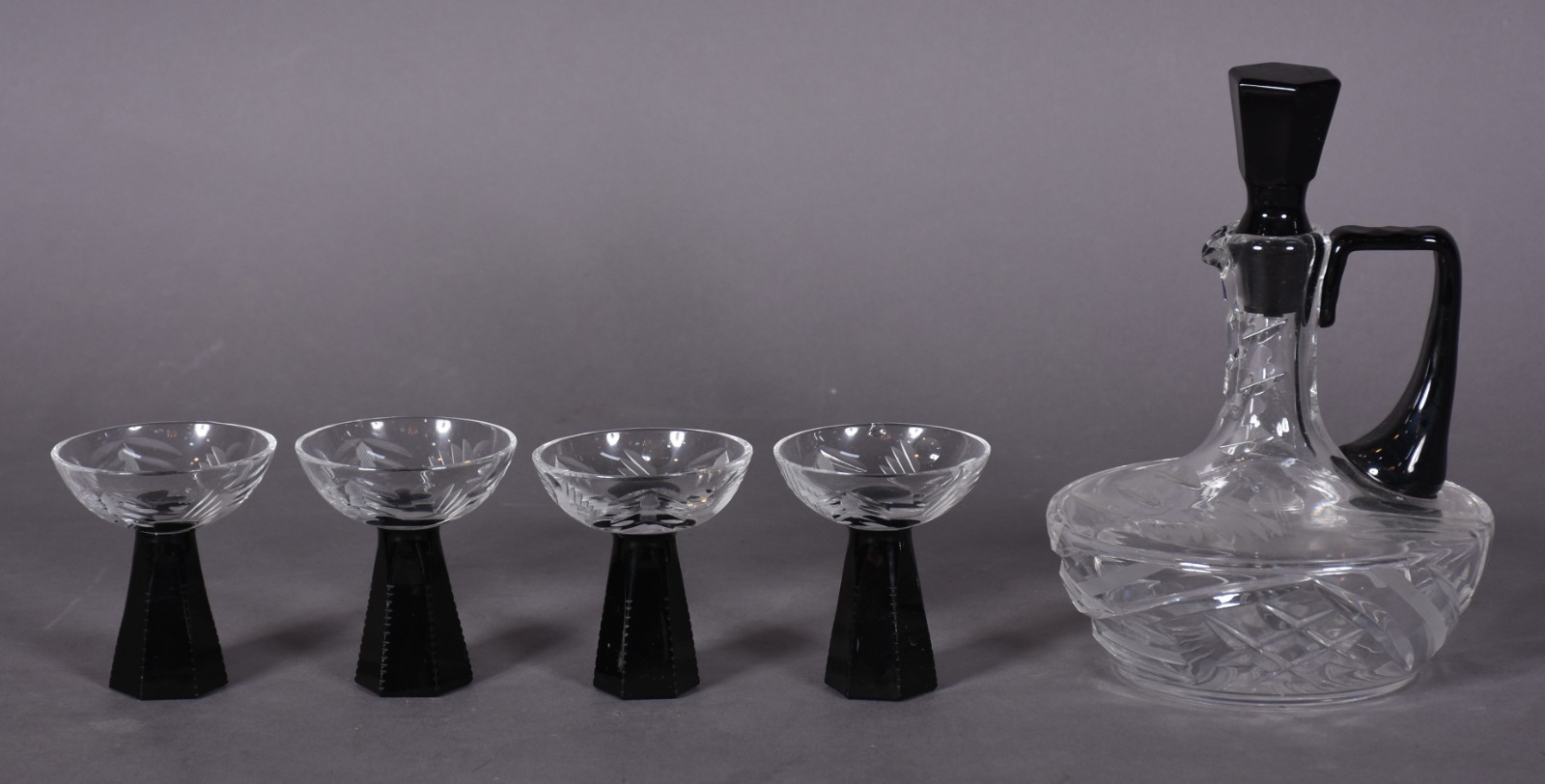 Conjunto de licoreira de cristal lapidado com quatro cálices com... - foto 1 de 7